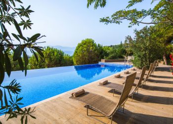 Yeşilin arasında, sadece size özel bir koy: Pine Bay Holiday Resort