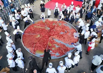 Afyon’da Rekor Kırıldı: 5 Tonluk Tavada 600 Kilo Sucuk ve 15 Bin Yumurta Pişirildi