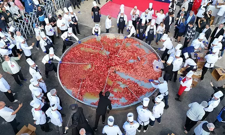 Afyon’da Rekor Kırıldı: 5 Tonluk Tavada 600 Kilo Sucuk ve 15 Bin Yumurta Pişirildi
