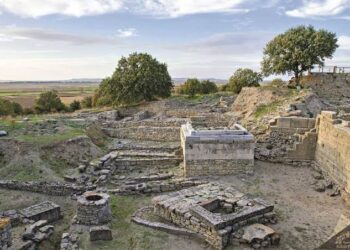 Troya’da Zamanın Perdesi Aralandı: 4.500 Yıllık Altın Broş ve Yeşim Taşı Gün Yüzüne Çıktı
